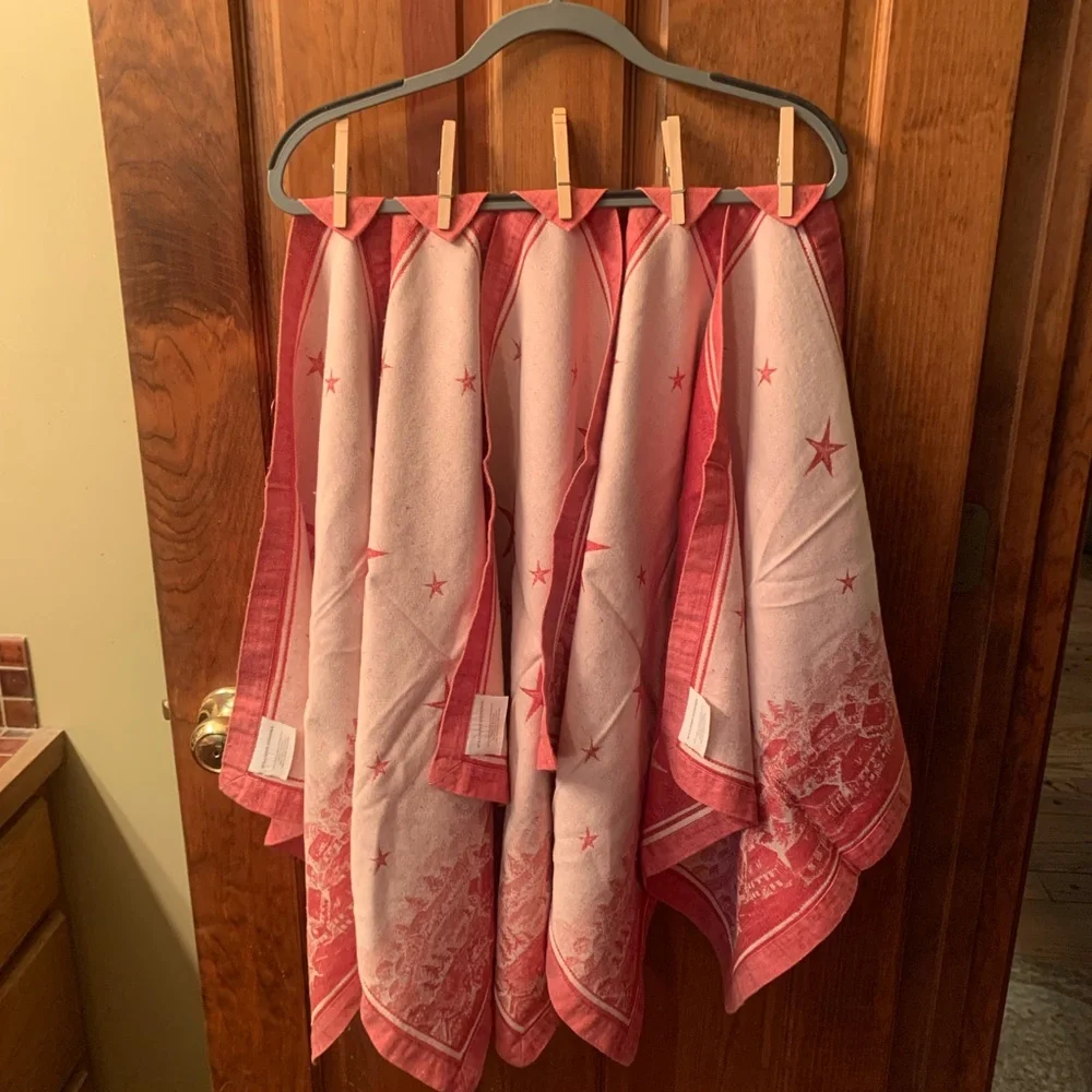 5 WILLIAMS SONOMA, RED and WHITE St. Nick Napkins, textured 48 Linen 52 Cotton.